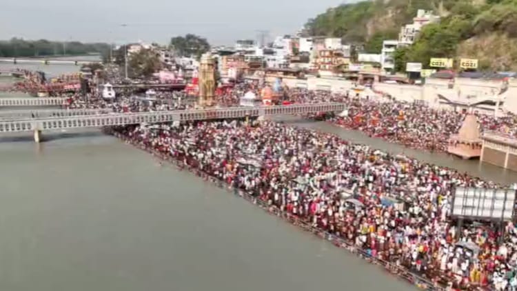Haridwar: गंगा दशहरा; हरकी पैड़ी पर आस्था की डुबकी लगा रहे श्रद्धालु, दस पापों का नाश करता है आज किया स्नान