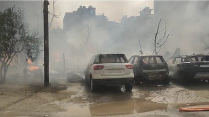 VIDEO: इंदिरापुरम की झुग्गियों में लगी भीषण आग, अंदर रखे सिलिंडर फटे; मौके पर मची आफरा-तफरी Massive Fire Breaks Out in Indirapuram Slums Cylinders Explode