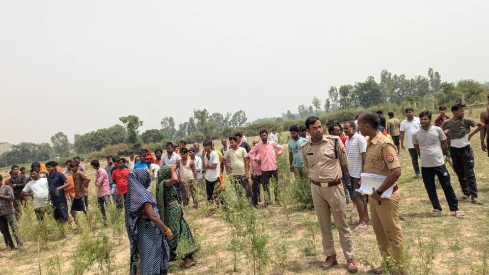 मौके पर लोगों की भीड़, जानकारी लेती पुलिस।
