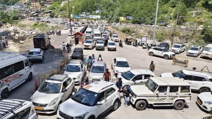 Himachal Massive Traffic Jam in Manali Vehicles Seen Crawling for Hours as People Face Hardships