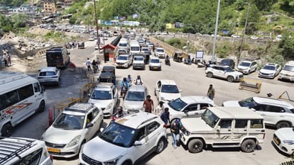 Himachal Massive Traffic Jam in Manali Vehicles Seen Crawling for Hours as People Face Hardships