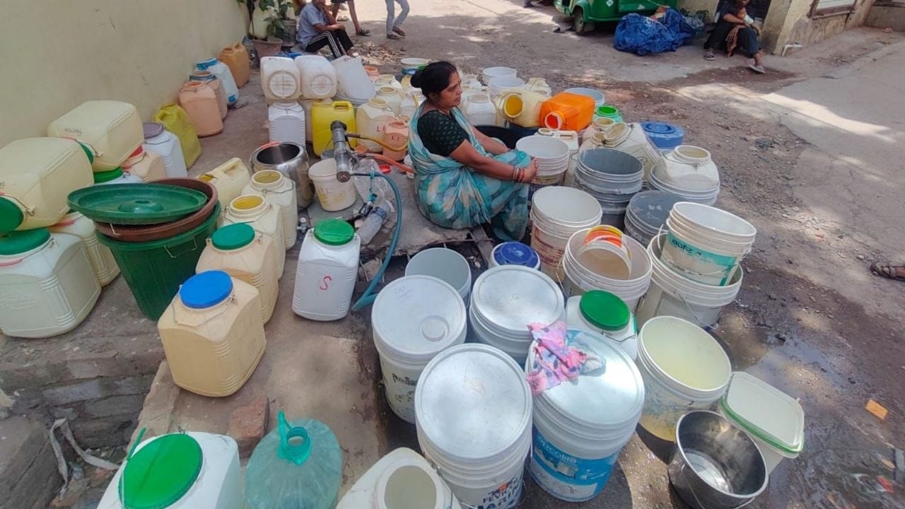 पटेल नगर में पानी भरने के लिए लोग कई घंटों तक लाइन में इंतजार कर रहे हैं।