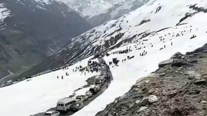 Himachal Massive Traffic Jam in Manali Vehicles Seen Crawling for Hours as People Face Hardships