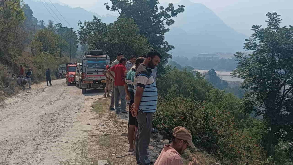 Rudraprayag Accident vehicle plunges into Alaknanda River driver missing