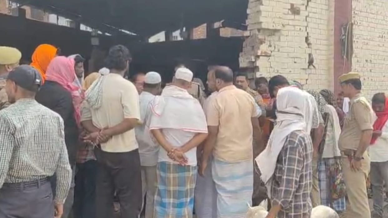 Varanasi Buffaloes Calves Being Sold Defunct Slaughterhouse Police Arrive Golgadda Lat Saraiya Cattle Markets