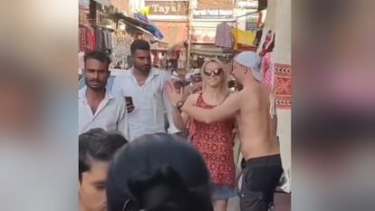 Rishikesh News  Foreign Couple Suddenly Starts Dancing in the Middle of the Road Near Triveni Ghat Video Goes