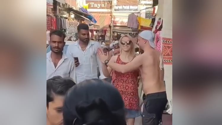 Rishikesh: त्रिवेणी घाट के पास बीच सड़क पर अचानक नाचने लगा विदेशी जोड़ा, वीडियो वायरल, लोगों ने जताई नाराजगी