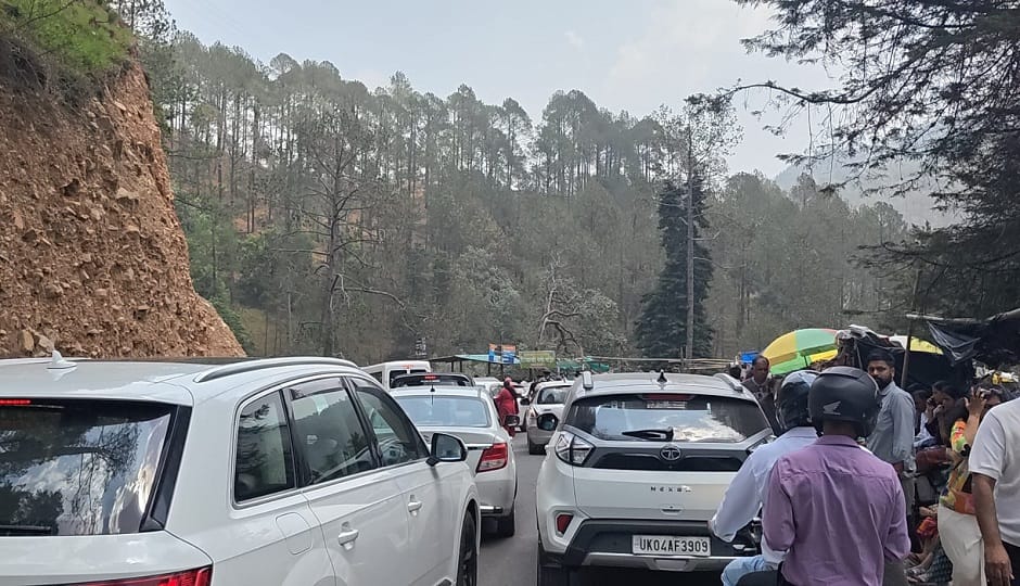 Tourists headed to the mountains, traffic jams halted their progress.