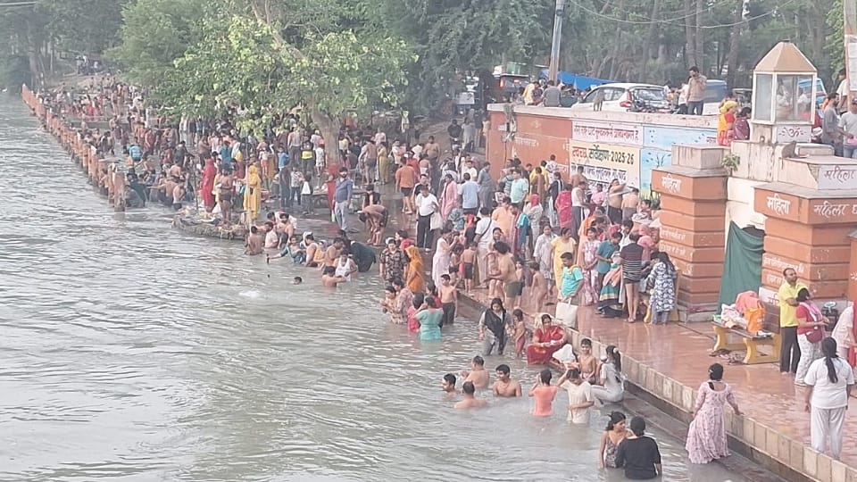 On Ganga Dussehra, devotees took a holy dip of faith at the Ganganahar Ghat