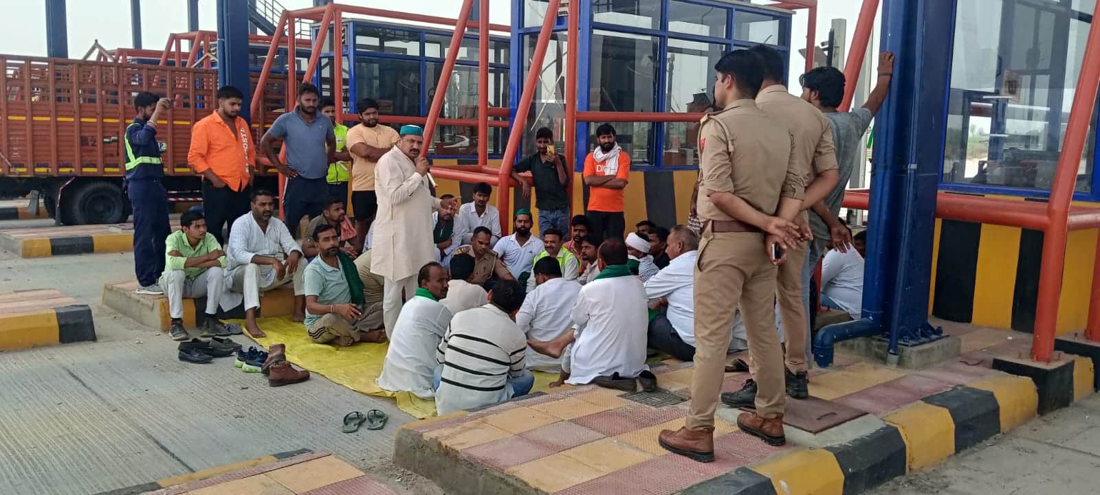 Meerut: Farmers  Union Protests at Toll Plaza Over Alleged Misconduct with State President