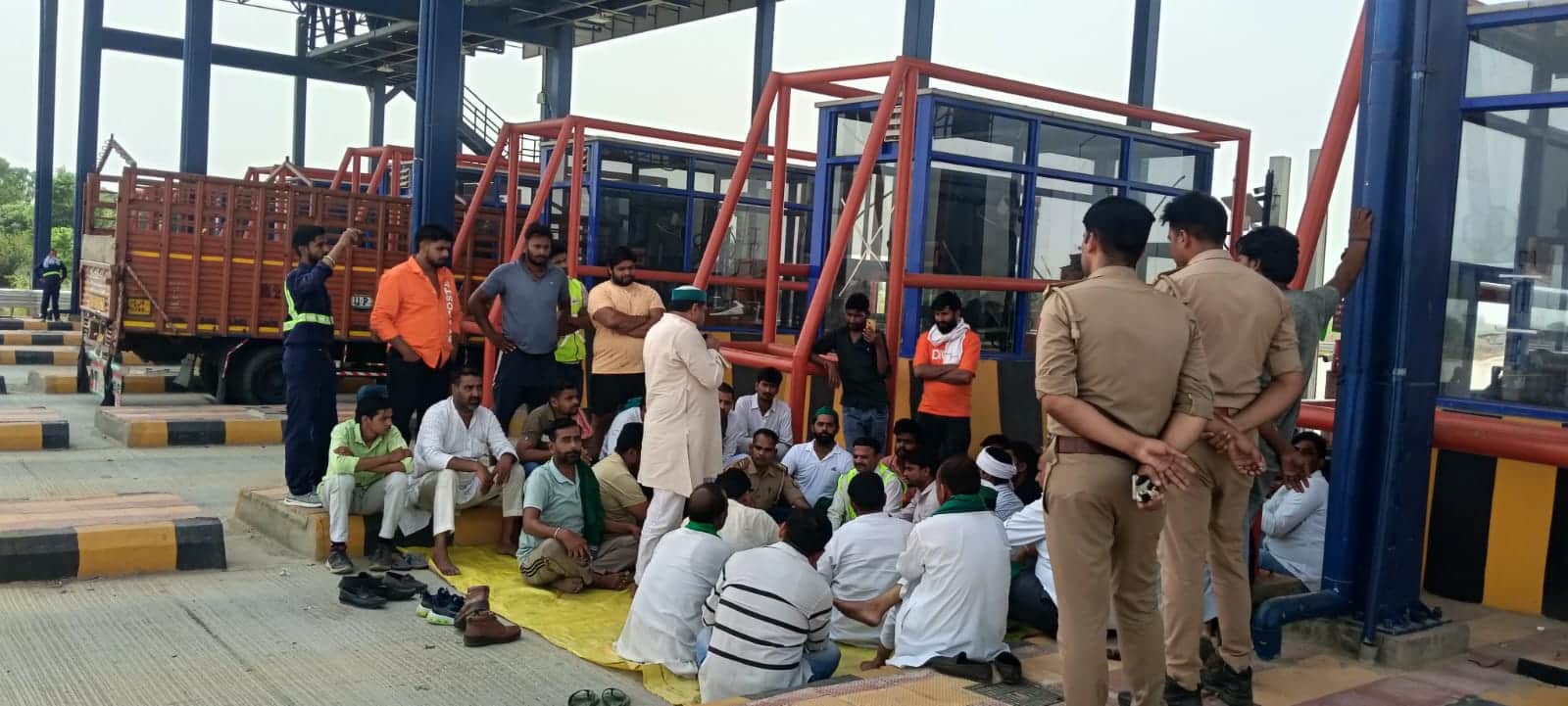 Meerut: Farmers  Union Protests at Toll Plaza Over Alleged Misconduct with State President