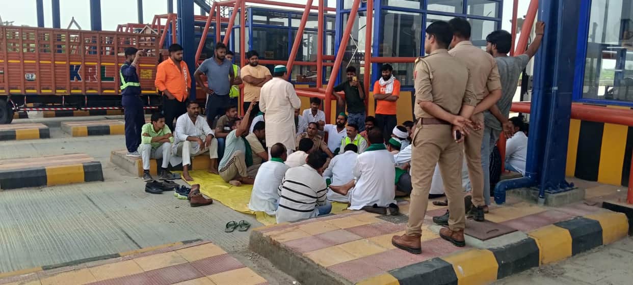 Meerut: Farmers  Union Protests at Toll Plaza Over Alleged Misconduct with State President