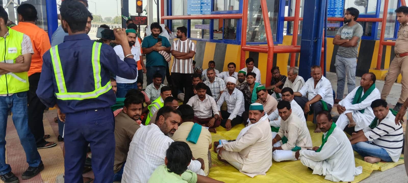 Meerut: Farmers  Union Protests at Toll Plaza Over Alleged Misconduct with State President