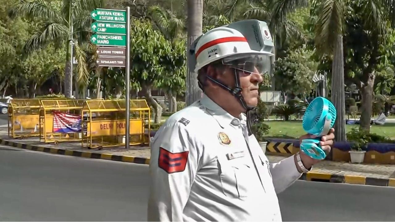 दिल्ली में एसी हेलमेट का शुरू हुआ ट्रायल