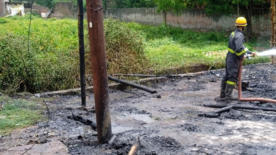 Farrukhabad: Fire breaks out at a fast food shop near Kadri Gate Police Station; losses worth lakhs incurred