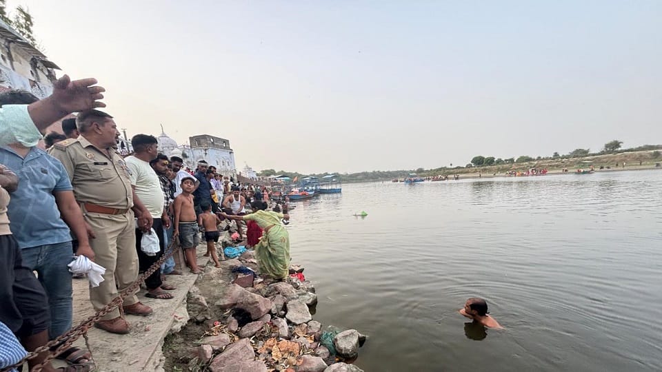 Tragedy During Dussehra Bath: 22-Year-Old Youth Swept Away in Yamuna River in Agra’s Bateshwar