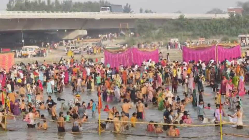 Millions Take Holy Dip in Yamuna on Ganga Dussehra, Devotion Fills Riverbanks