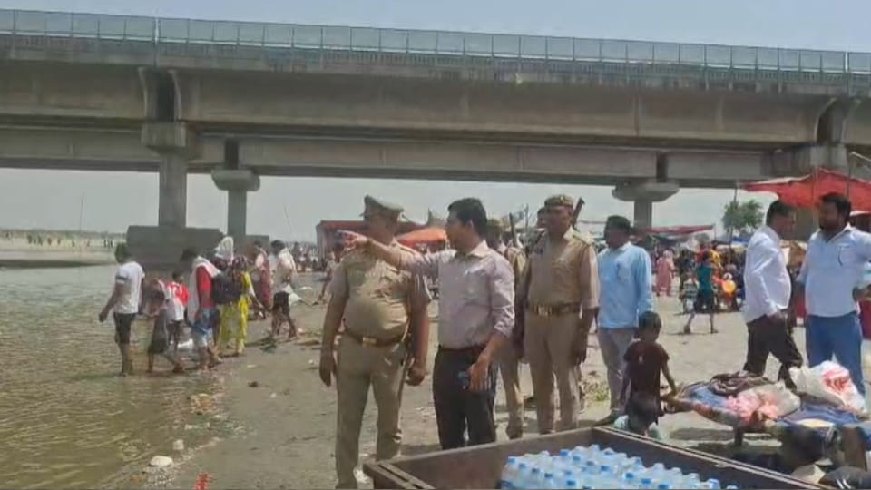 Millions Take Holy Dip in Yamuna on Ganga Dussehra, Devotion Fills Riverbanks