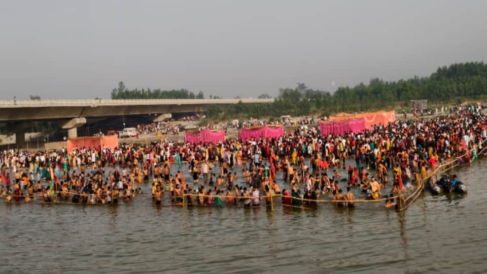 Millions Take Holy Dip in Yamuna on Ganga Dussehra, Devotion Fills Riverbanks