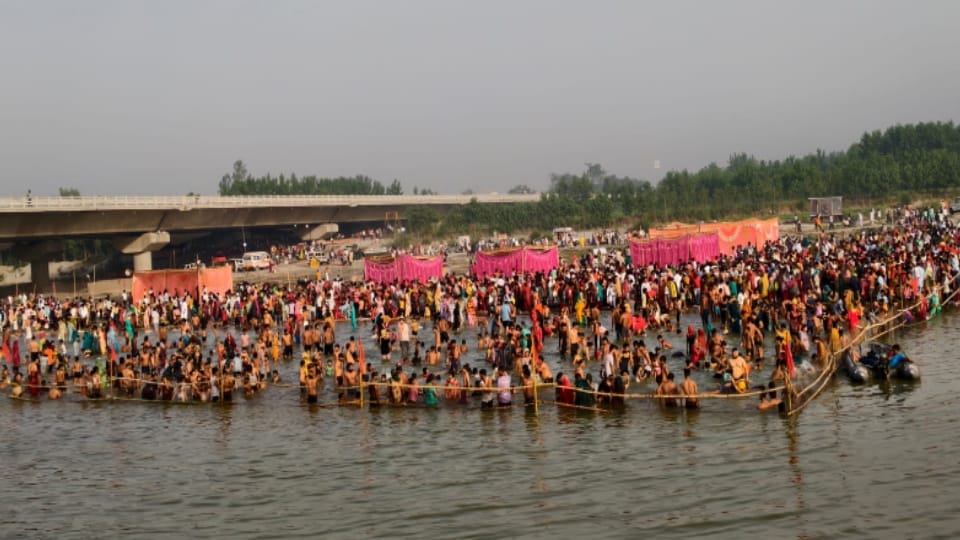 Millions Take Holy Dip in Yamuna on Ganga Dussehra, Devotion Fills Riverbanks