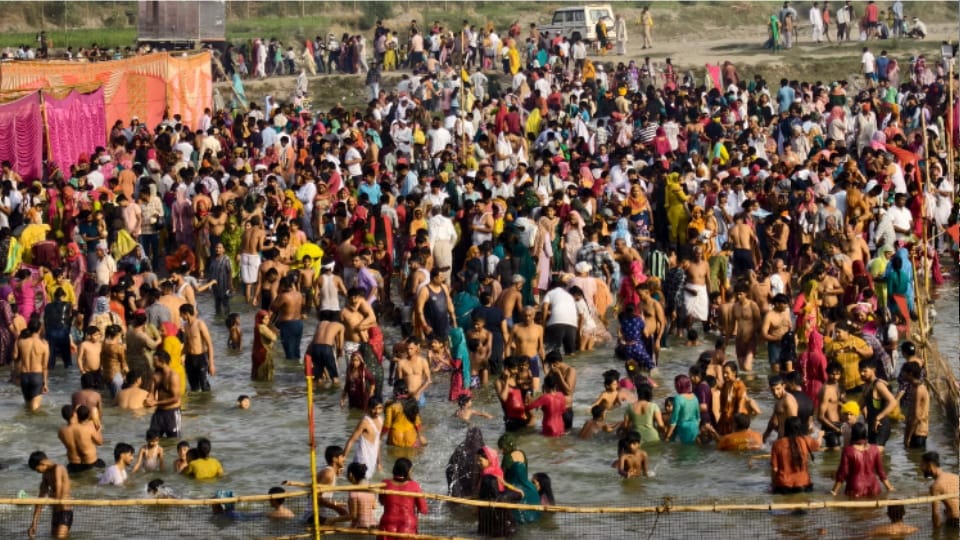 Millions Take Holy Dip in Yamuna on Ganga Dussehra, Devotion Fills Riverbanks
