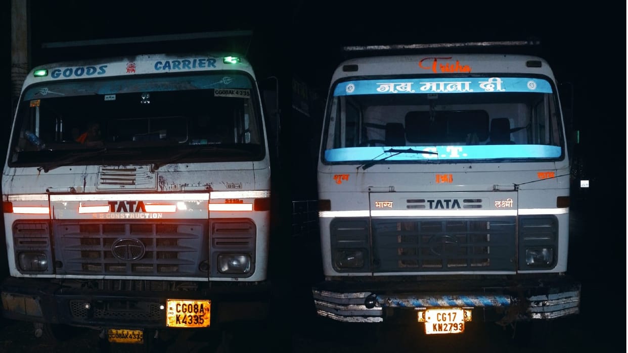 Major Crackdown on Illegal Sand Transport in Balod: Three Hyvas and One Tractor-Trolley Seized