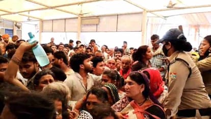 Scuffle during registration at Char Dham Yatra transit camp female pilgrim faints Uttarakhand news in hindi