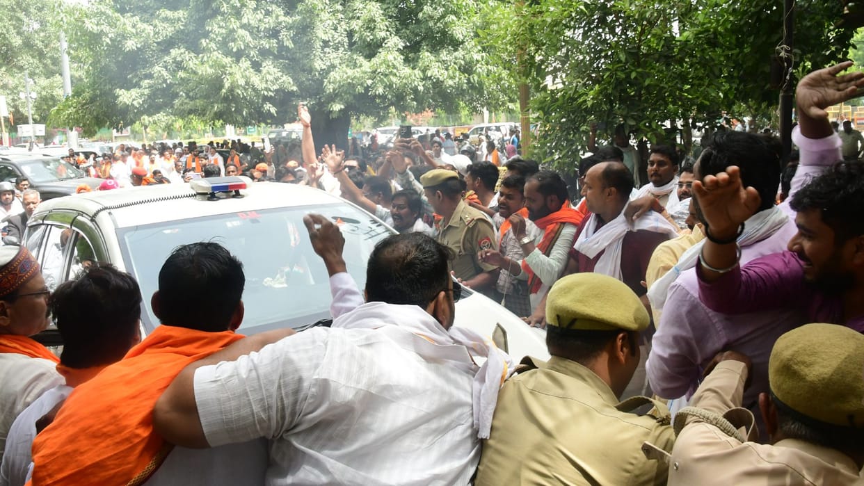 Effigies of Ajay Rai and Rahul Gandhi Burnt in Kashi DM Car Blocked Amidst Sloganeering