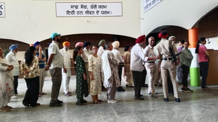 बठिंडा में मतदान से पहले फायरिंग, आजाद उम्मीदवार ने लगाया आरोप; कतारों में लगे मतदाता