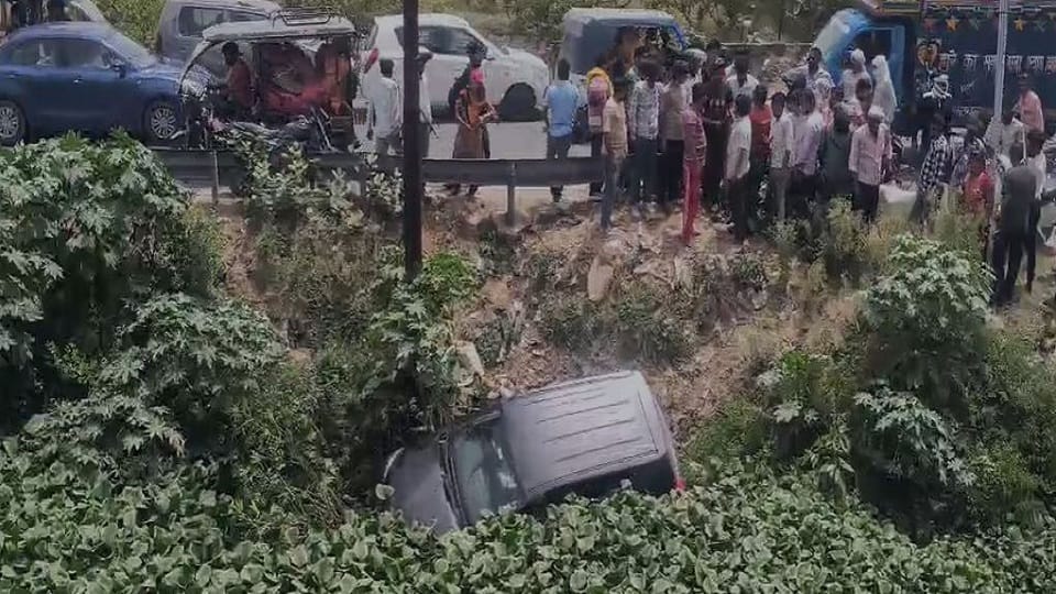 Car overturned in Quarsi Rajbaha