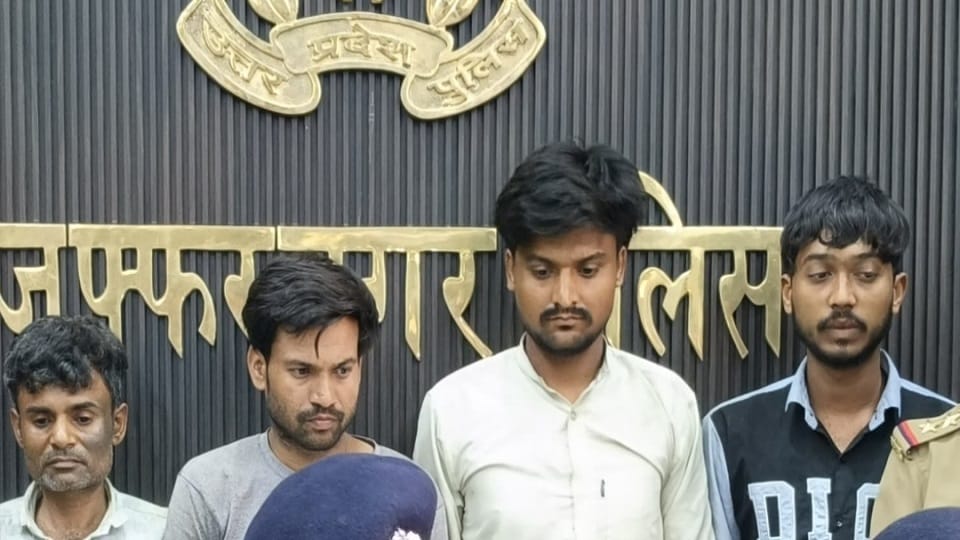 Muzaffarnagar: Mini pistol manufacturing factory caught, four miscreants arrested in encounter, two shot