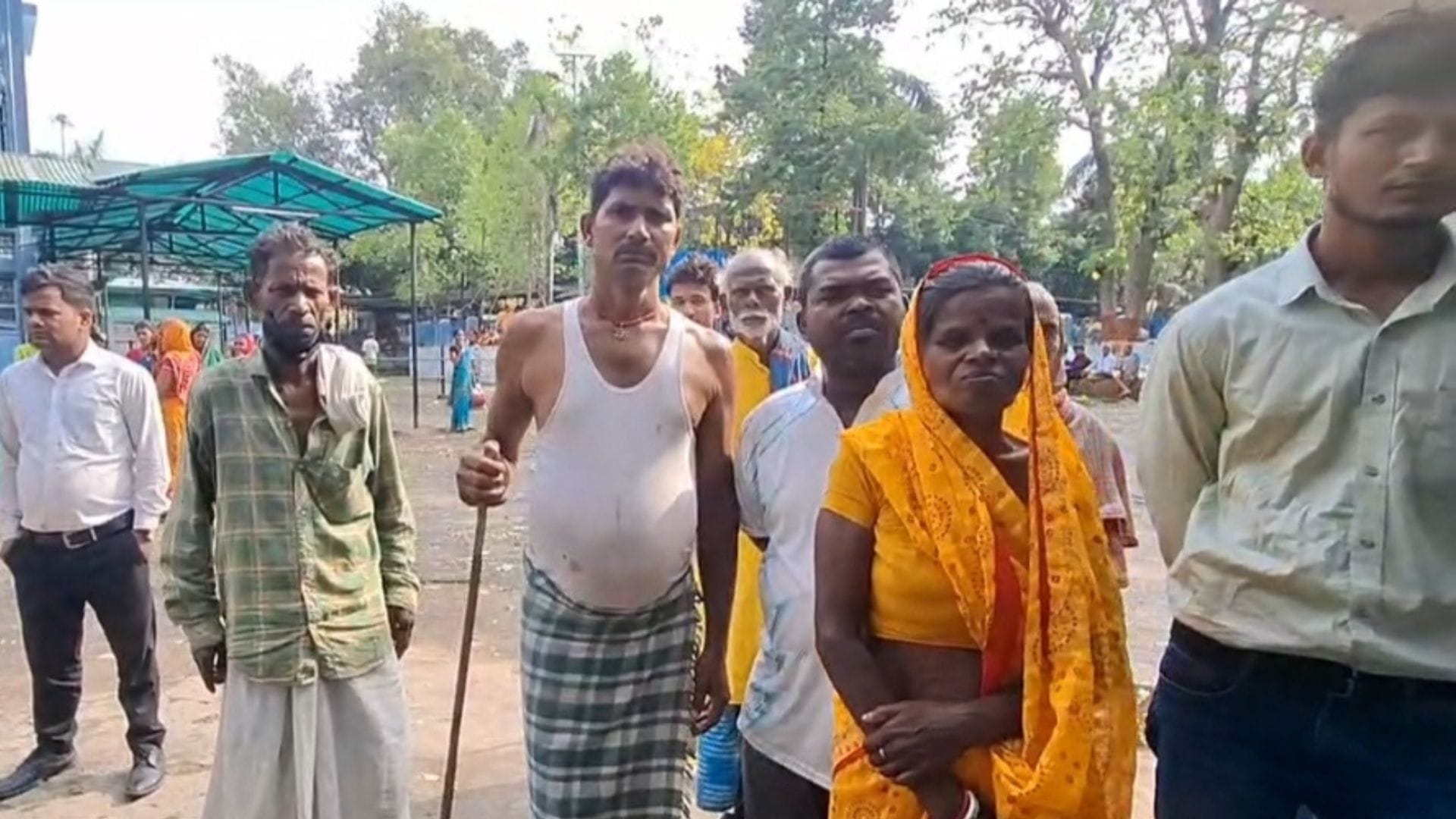 घटनास्थल पर लगी भीड़