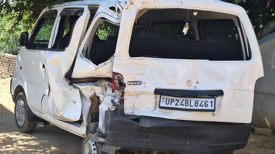 हादसे में क्षतिग्रस्त ईको