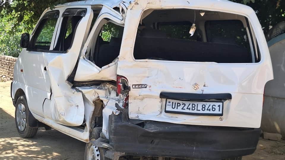 Eeco hit by an unknown vehicle