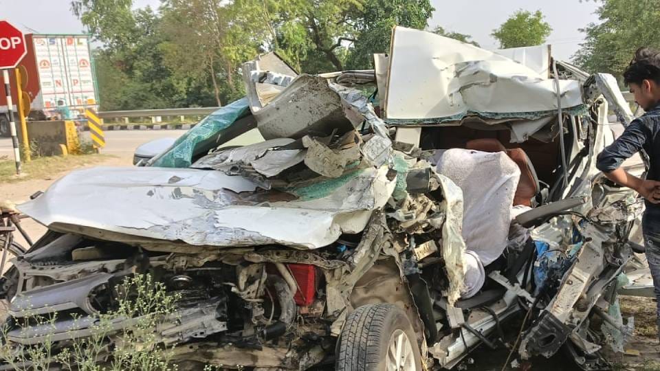 हादसे में क्षतिग्रस्त इनोवा।