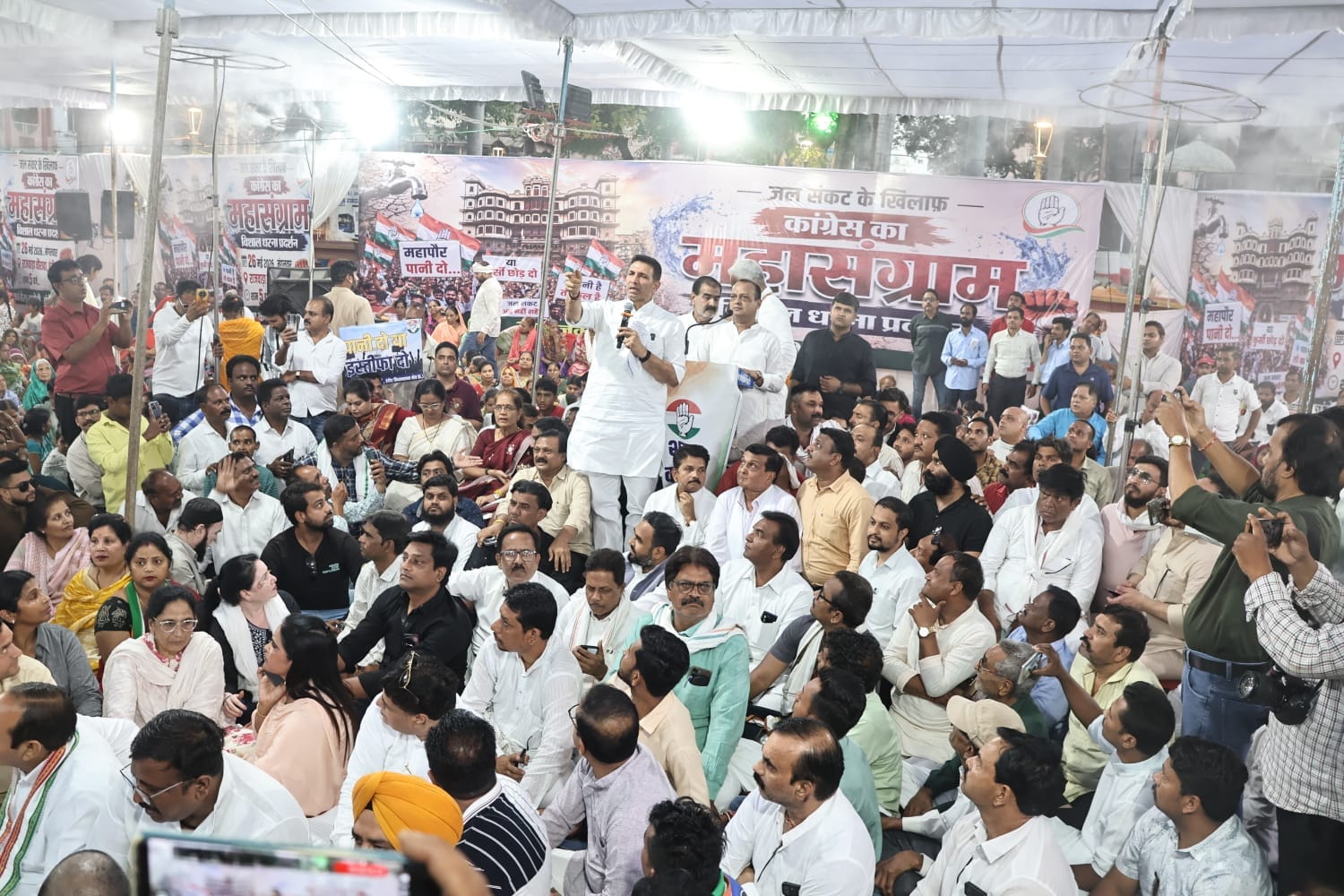 Indore Water Crisis: Congress takes to the streets over Indore's water crisis, protests at Rajwada with pots