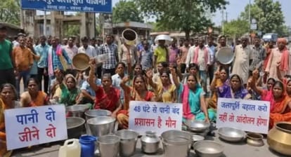 पेयजल के लिए प्रदर्शन करते लोग