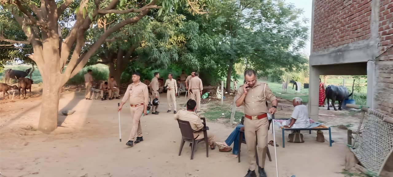 बढ़ौरा गांव में तैनात पुलिस बल