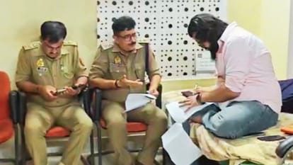 मऊ विधायक अब्बास अंसारी से पूछताछ करती पुलिस।