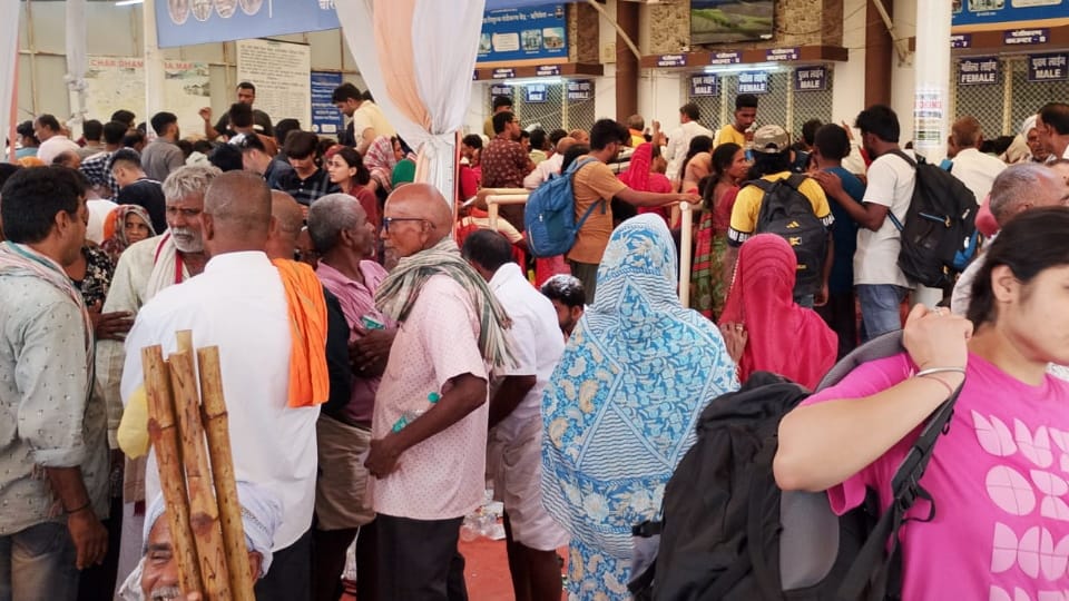 पंजीकरण काउंटर पर भीड़