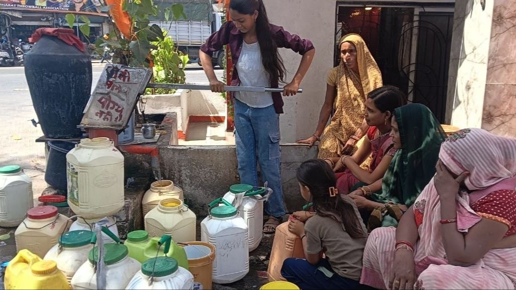 पालदा नाका पर हेड पंप पर लिखा है पानी पीने योग्य नहीं है, लेकिन लोग मजबूरी में पानी भर रहे हैं।