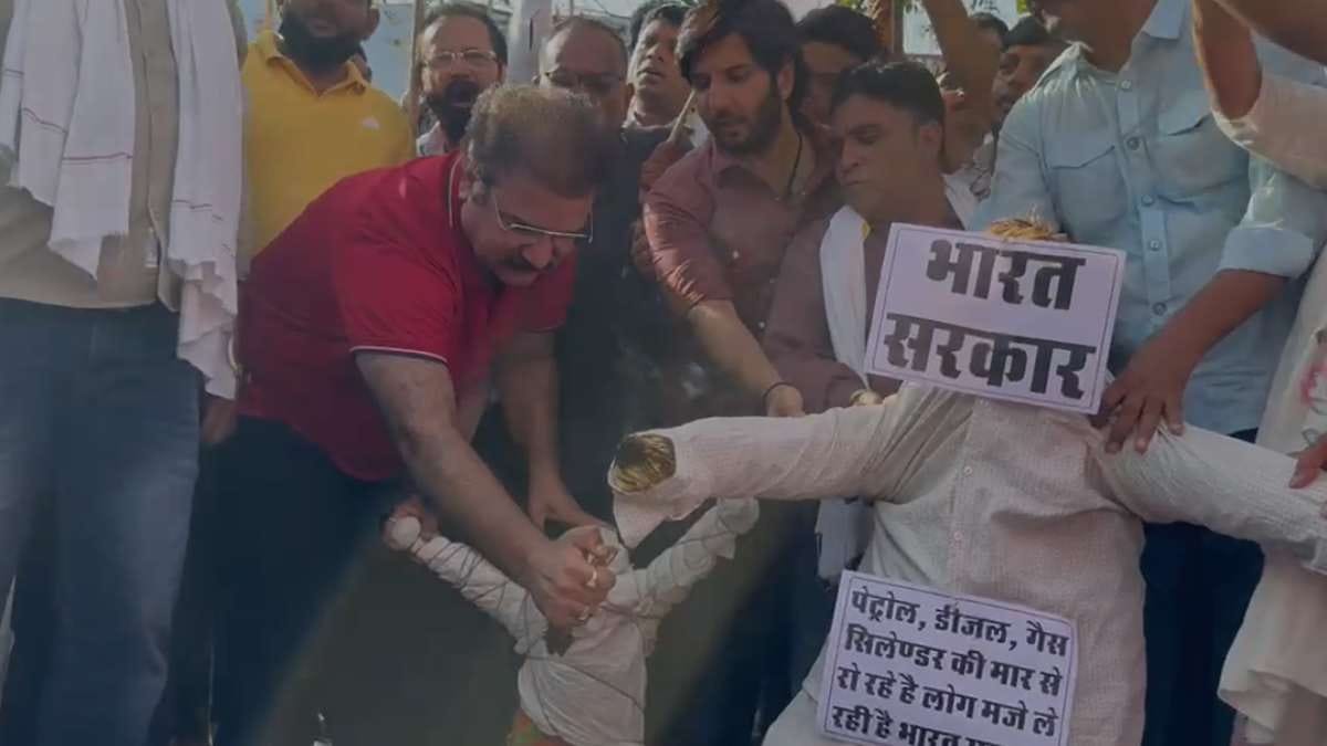 पेट्रोल-डीजल और गैस की बढ़ती कीमतों के खिलाफ कांग्रेस का प्रदर्शन