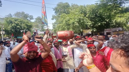 SP workers unique protest against inflation carrying bikes on bullcart in Bareilly