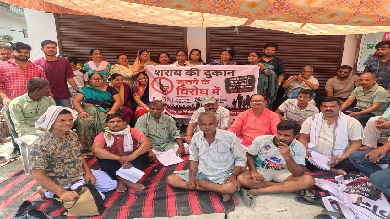 Uproar over shifting of liquor shop to Sainik Colony in Bareilly