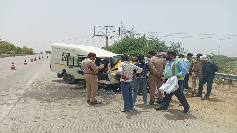 Two Guards Killed as Cash Van Carrying ₹3 Crore Crashes into Truck on Yamuna Expressway