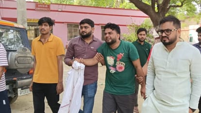 Four youths died in road accident in Barabanki while they were on their way to visit Kainchi Dham
