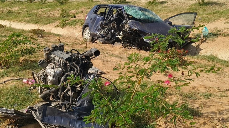 गंगा एक्सप्रेसवे में कारों की टक्कर