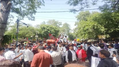 SP workers unique protest against inflation carrying bikes on bullcart in Bareilly