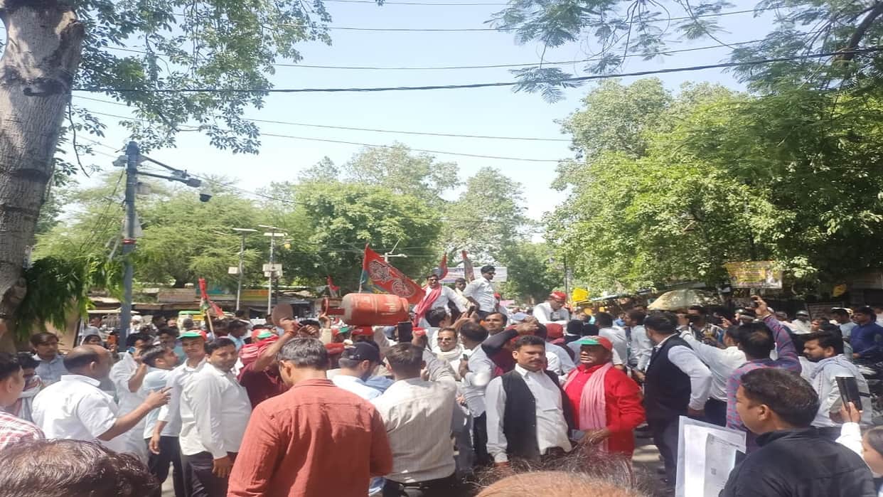 SP workers unique protest against inflation carrying bikes on bullcart in Bareilly