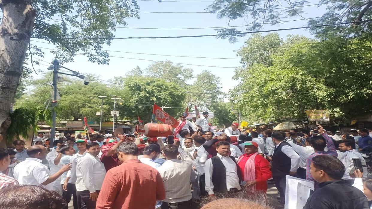 SP workers unique protest against inflation carrying bikes on bullcart in Bareilly